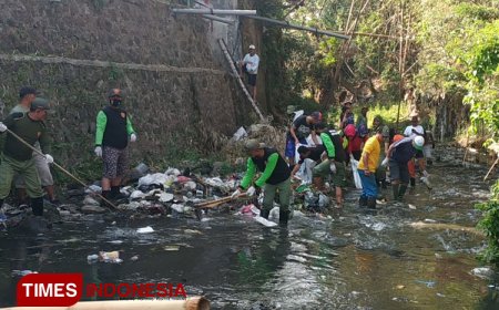 Warga Akhirnya Bersihkan Tumpukan Sampah di Sungai Bunulrejo Kota Malang