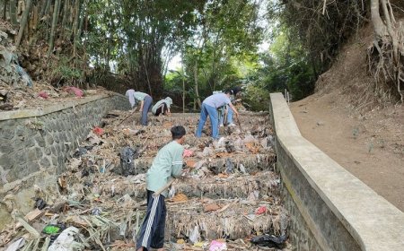 KSM Unisma Malang Tingkatkan Lingkungan Bersih di Sumber Air Embung Desa Senggreng