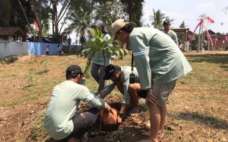 KSM-T Unisma Malang Hijaukan Lingkungan Dusun Gasek Kulon Desa Gading Kembar