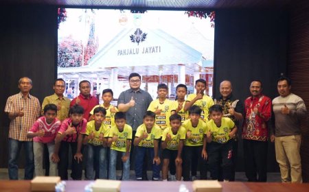 Bupati Kediri Hadiahi Sepatu Bola untuk 12 Siswa SSB yang Akan Bertanding di Vietnam