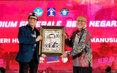 Menkumham Terima Cendera Mata QR Art Bergambar Wajahnya dari UB 