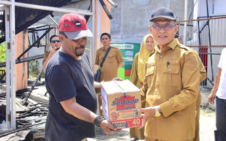 Sekda Kota Gorontalo Salurkan Bantuan ke Korban Kebakaran