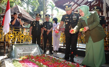 Pangdam V Brawijaya Ziarah ke Makam Presiden ke-4 RI