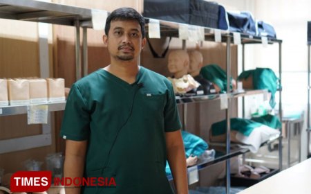 Dosen Ubaya Beri Panduan Pertolongan Pertama Selamatkan Pasien Henti Napas di Kerumunan