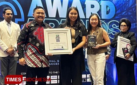 Michelle J Terima Penghargaan The Most Trusted Brand di Usia Muda