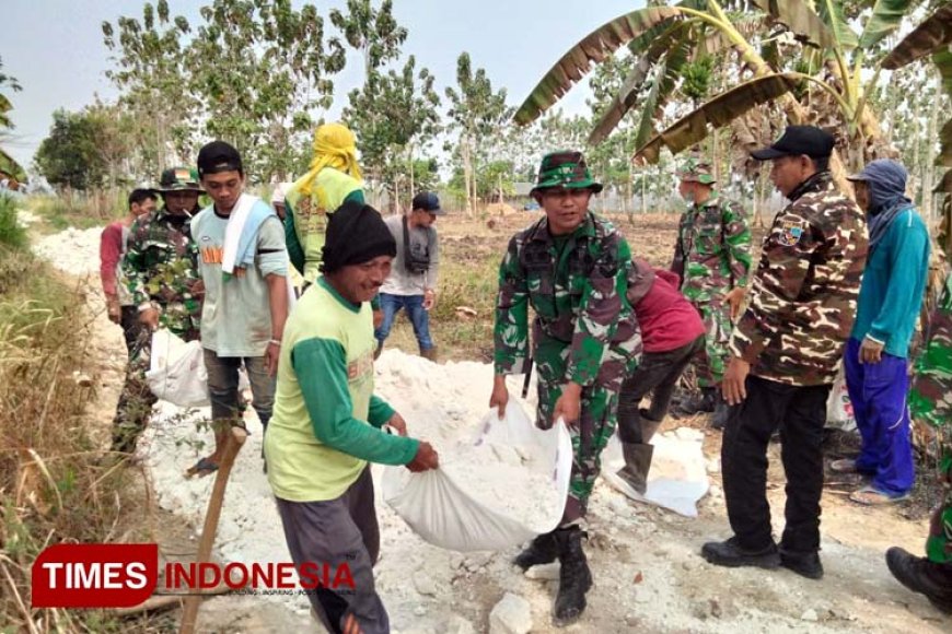 Kodim 0812 Lamongan dan Warga Gotong Royong Perbaiki Akses Jalan ke Solokuro