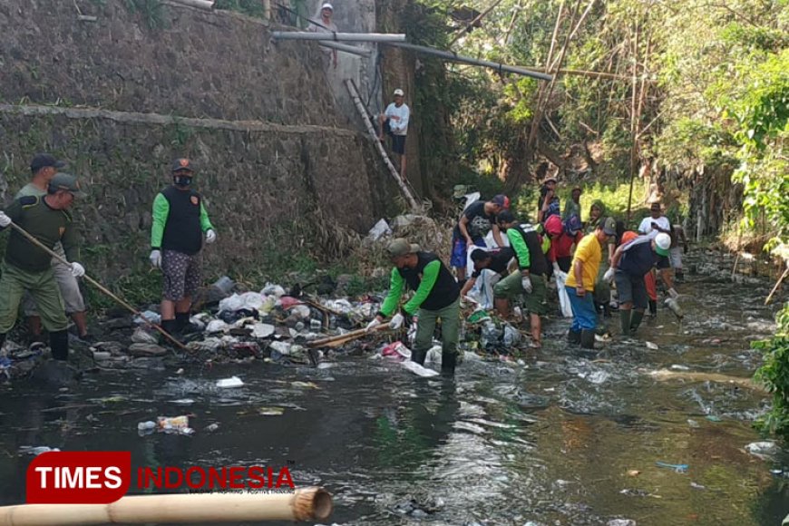 Warga Akhirnya Bersihkan Tumpukan Sampah di Sungai Bunulrejo Kota Malang