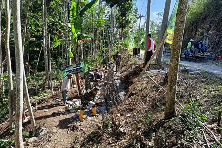 Pembangunan Infrastruktur di Desa Sumberpetung Kabupaten Malang Melalui Program Pra TMMD