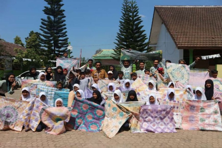 KSM&#45;T Unisma Malang Kenalkan Pembuatan Batik Ikat Celup Kepada Siswa SD