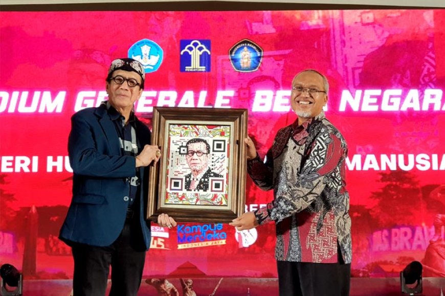 Menkumham Terima Cendera Mata QR Art Bergambar Wajahnya dari UB 