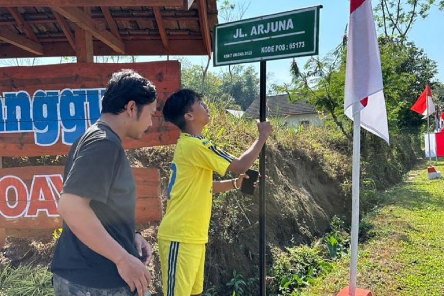 Mahasiswa KSM&#45;T Unisma Malang Bikin Plang Nama Jalan di Desa Wonoayu