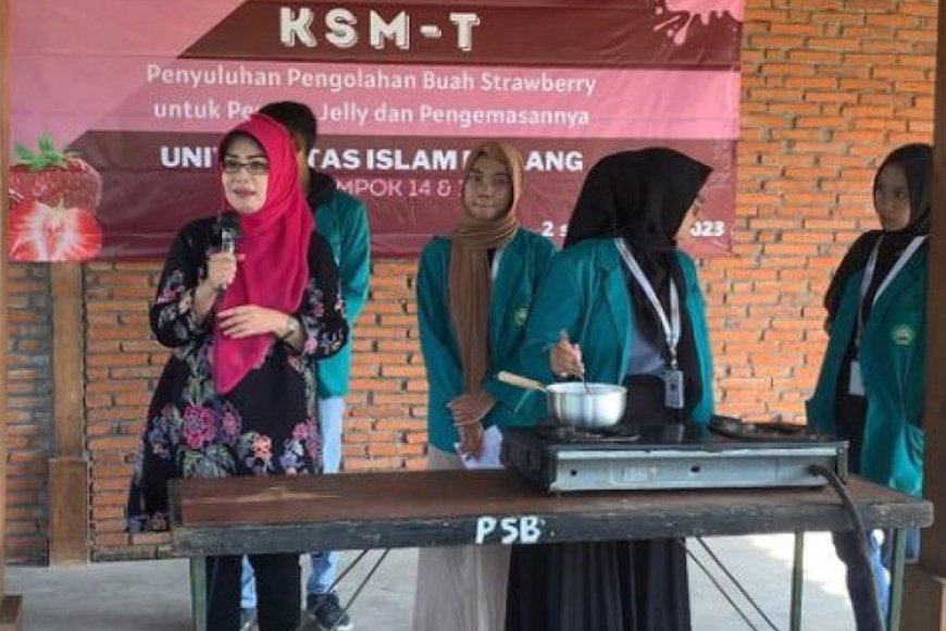 KSM&#45;T Unisma Malang Gelar Penyuluhan dan Sosialisasi Permen Jelly Berbahan Dasar Stroberi