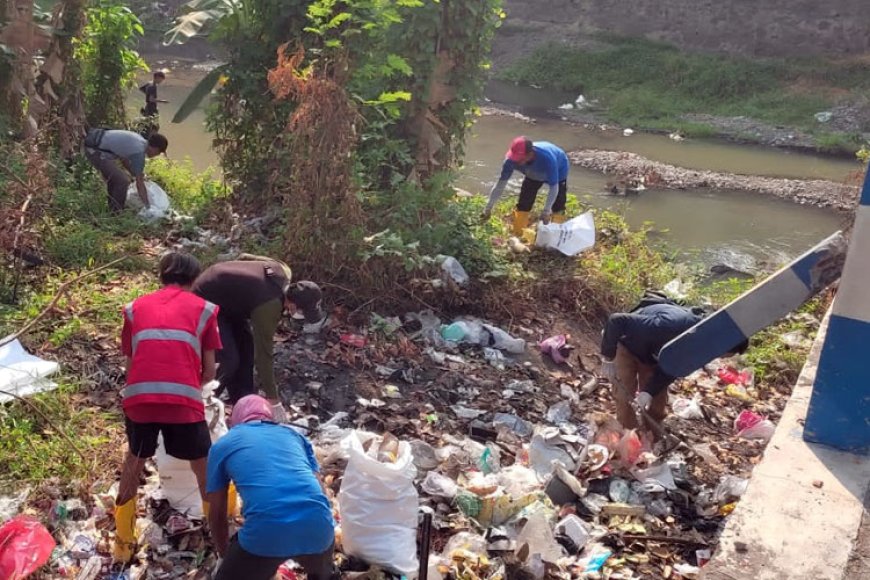 World CleanUp Day, CCEP Ajak Warga Desa Kepulungan Pasuruan Bersih&#45;bersih Kali