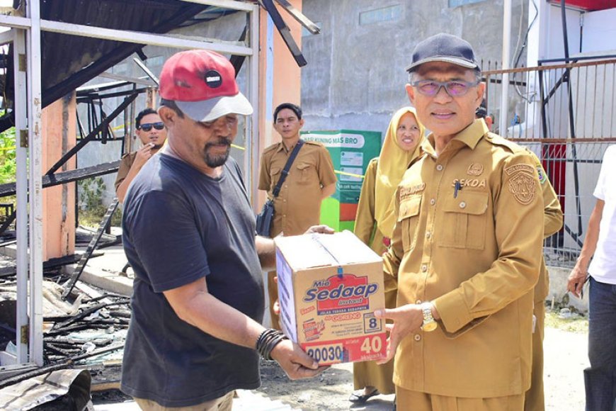 Sekda Kota Gorontalo Salurkan Bantuan ke Korban Kebakaran