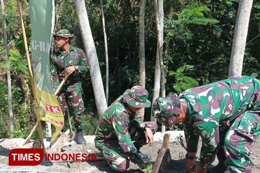 Melihat Kiprah Prajurit TNI di TMMD Kodim 0818, Bangun Jalan Rabat Beton hingga Atasi Stunting