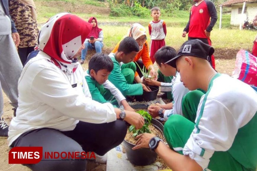 Asah Kepedulian Lingkungan, Siswa SLB Darussalam Tasikmalaya Diajak Bercocok Tanam