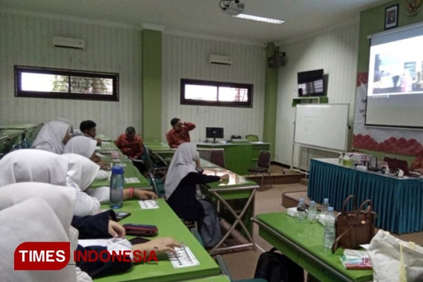 Tim Pengmas Unesa Latih Siswa SMA Cara Menulis Kalimat Kompleks Bahasa Jepang 