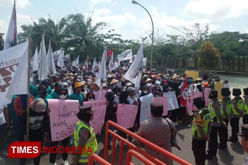 Ratusan Petani Unjuk Rasa di Depan Pemkab Blitar, Tuntut Penyelesaian Konflik Agraria