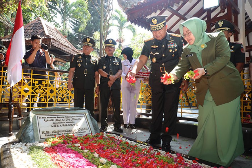 Pangdam V Brawijaya Ziarah ke Makam Presiden ke&#45;4 RI