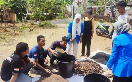 Tim PKMPM UNIPMA Latih Karang Taruna Desa Kare Membuat Pupuk Blok Komposit dari Limbah Kulit Kakao