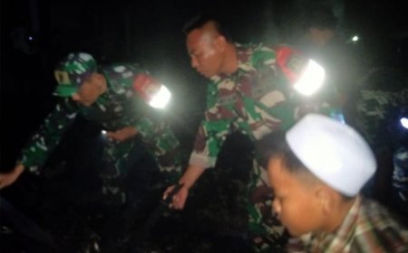 Anggota Koramil Jangkar Turut Padamkan Kebakaran Rumah di Situbondo