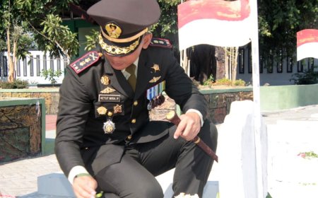 Kodim 0812/Lamongan Menggelar Upacara Ziarah dan Tabur Bunga di TMP Kusuma Negara