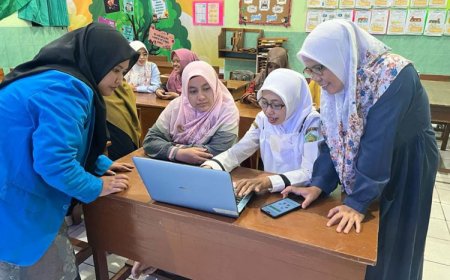 Dosen Pendidikan Bahasa Inggris UNIPMA Melatih Penyusunan E-Book di MIN 1 Kota Madiun
