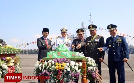 Pangdam V Brawijaya dan Kapolda Jatim Saling Tukar Kue Ultah di HUT ke-78 TNI