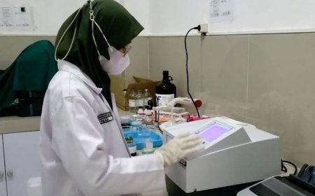 TIM PKM-RE Prodi Farmasi FK Unisma Malang Kembangkan Tabir Surya Ekstrak Daun Suruhan