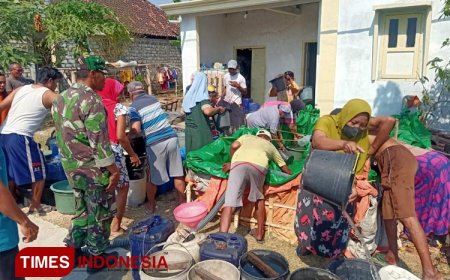 Kemarau Panjang, Babinsa Kodim 0812 Lamongan Bantu Distribusi Air Bersih kepada Warga