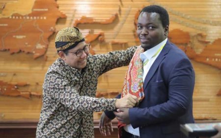 Mendes PDTT Kenalkan Batik dan Makanan Desa ke Delegasi Rwanda Afrika Tengah