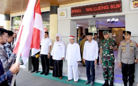 Bey Machmudin - Habib Luthfi Kawal Kirab Merah Putih di GBLA