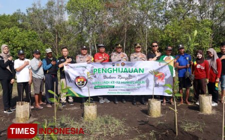 HUT ke-72 Humas Polri, Polresta Banyuwangi Tanam Mangrove di Pantai Cemara