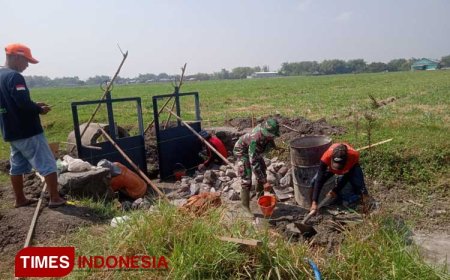 Tingkatkan Budaya Gotong Royong, Babinsa Koramil 03/Tembelang Perbaiki Saluran Irigasi Bersama Warga