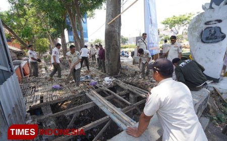 Pembongkaran Sisa Lapak Pasar Relokasi di Kota Batu, Pj. Wali Kota Terjun Langsung ke Lokasi