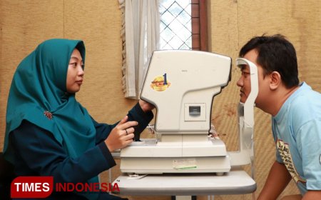 Eyelink Foundation Bagi Kaca Mata Gratis ke Pekerja Gresik