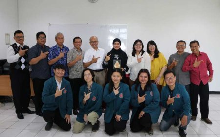 LSP-P1 Ubaya Serahkan Sertifikat BNSP Perdana Mahasiswa