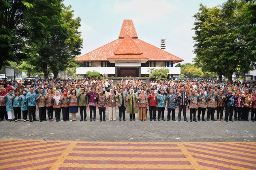 Mendes PDTT Ajak Masyarakat Lebih Sering Pakai Batik