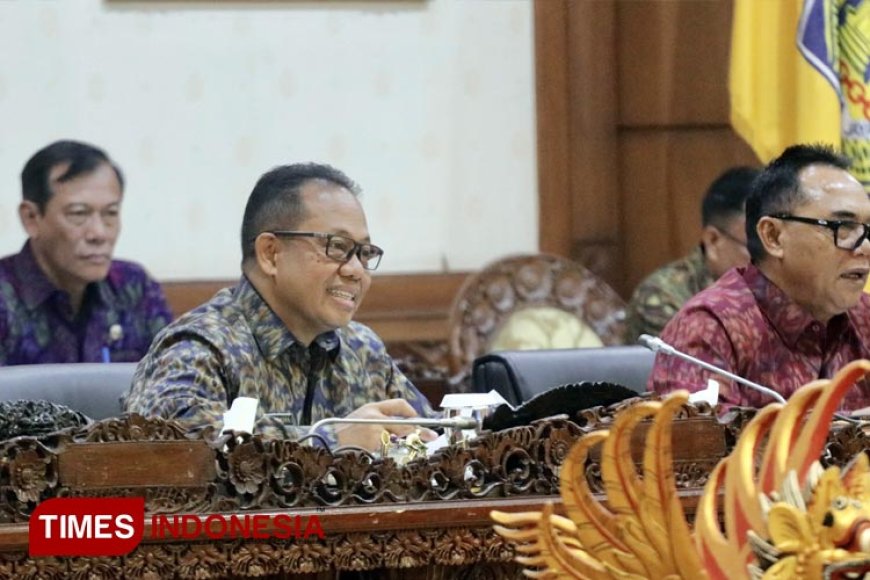 Pj Gubernur Mahendra Jaya Sampaikan 2 Raperda di Paripurna DPRD Provinsi Bali