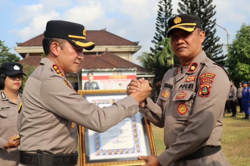 Kapolresta Denpasar Anugerahi Penghargaan bagi Polisi Berprestasi