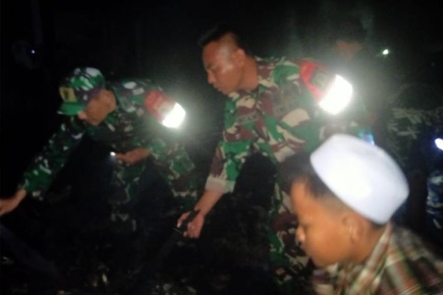 Anggota Koramil Jangkar Turut Padamkan Kebakaran Rumah di Situbondo