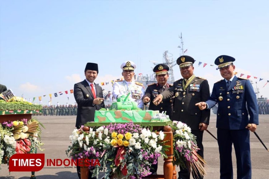 Pangdam V Brawijaya dan Kapolda Jatim Saling Tukar Kue Ultah di HUT ke&#45;78 TNI