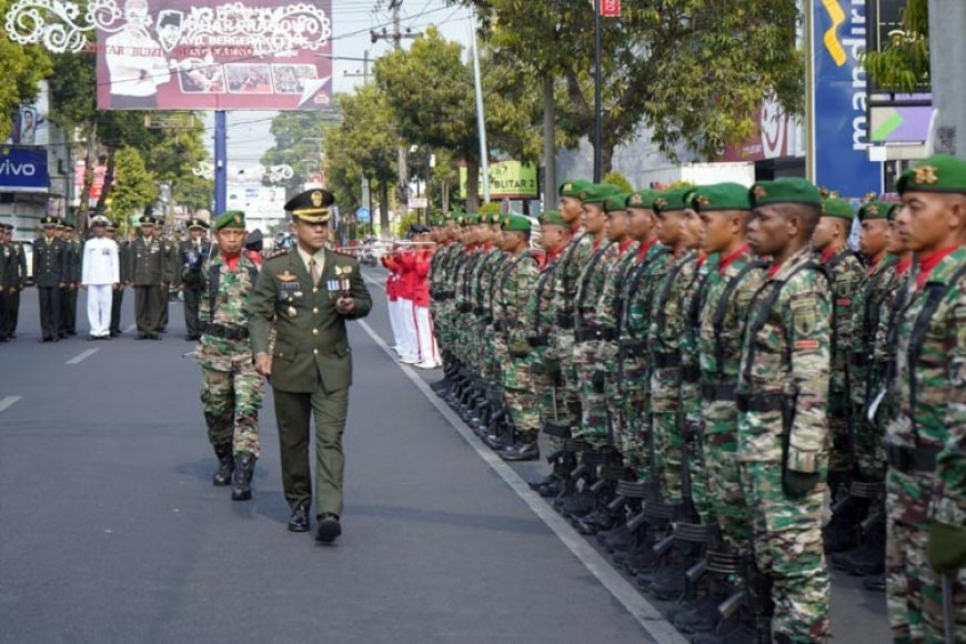 Peringatan HUT ke&#45;78 TNI di Kodim 0808, Forkompinda Blitar Raya Kompak Ikuti Upacara