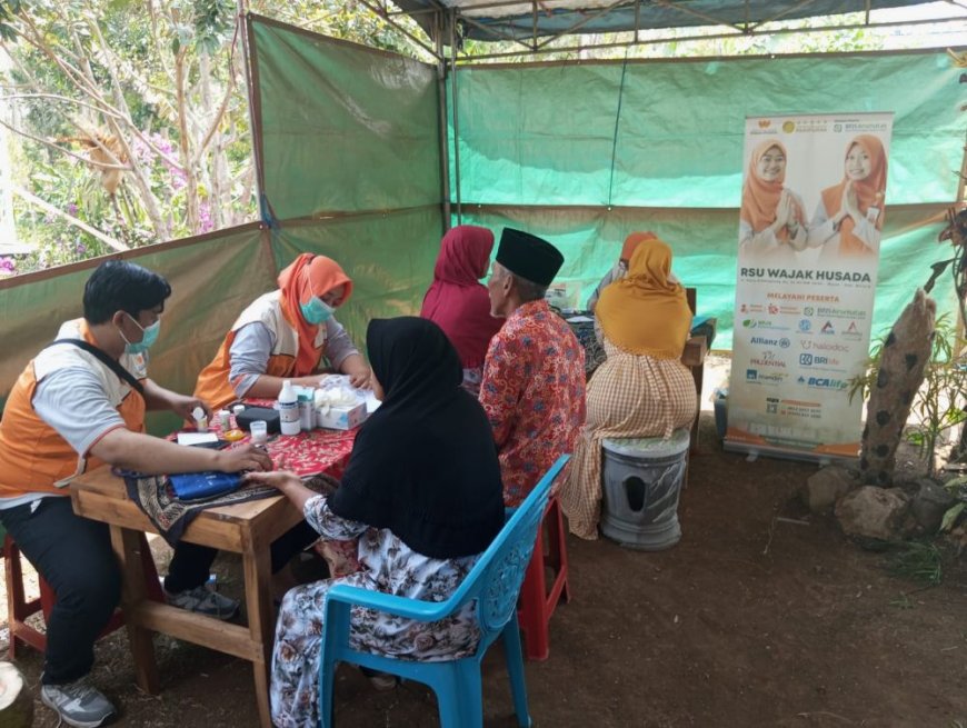 Peduli Kesehatan Lansia, Founder RSU Wajak Husada Malang Gelar Pengobatan Gratis di Sumbermanjing Wetan
