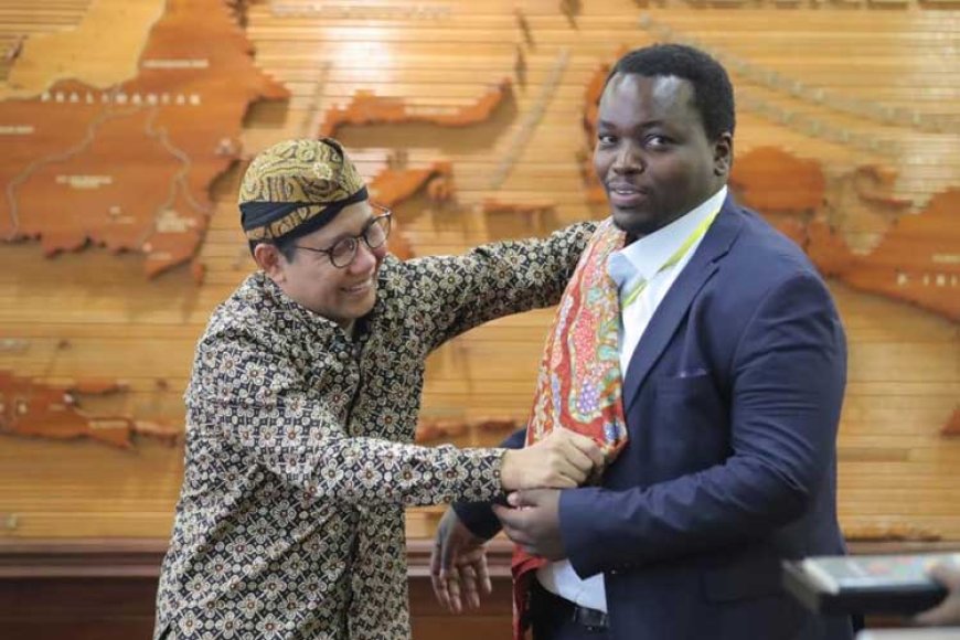 Mendes PDTT Kenalkan Batik dan Makanan Desa ke Delegasi Rwanda Afrika Tengah