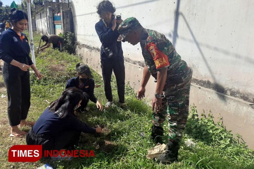 Peduli Lingkungan, Babinsa Koramil Wonosari Motori Penghijauan Sepanjang Jalan