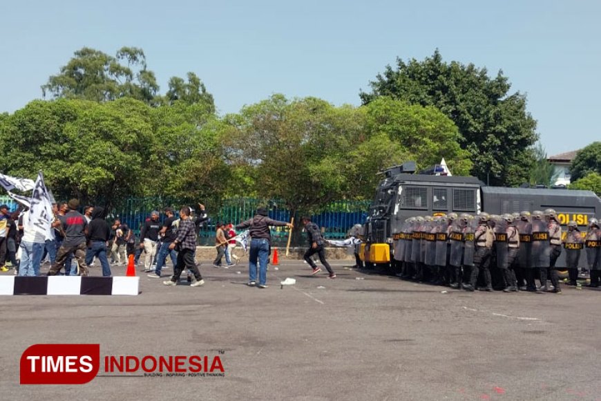 Kota Yogyakarta Mencekam! Anggota Polresta Yogyakarta Adu Kekuatan dengan Massa
