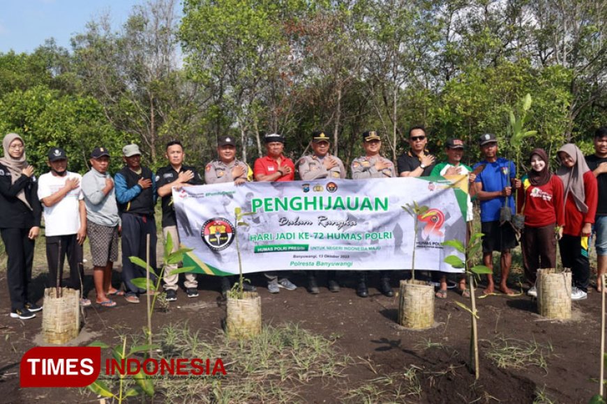 HUT ke&#45;72 Humas Polri, Polresta Banyuwangi Tanam Mangrove di Pantai Cemara