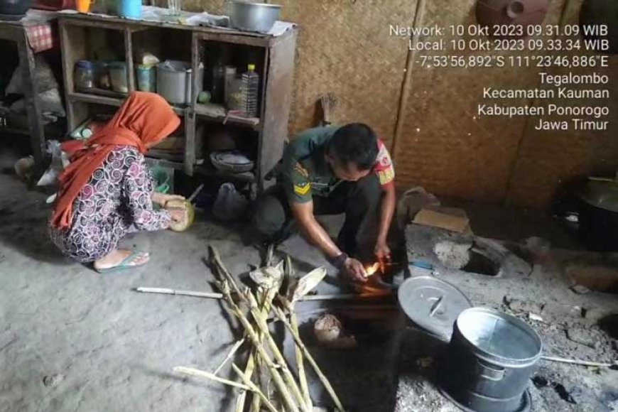 Kisah Haru dan Kebahagiaan: Babinsa Sertu Agus Budi dan Mbah Jaetun Memasak dan Menikmati Makanan Bersama