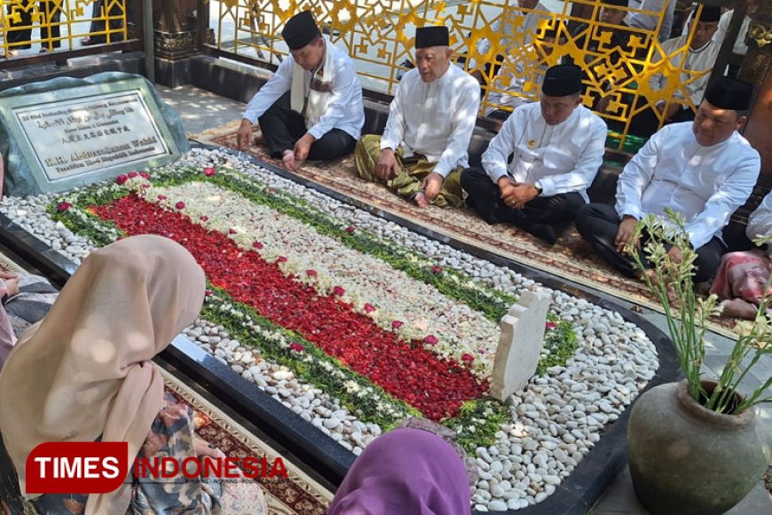 Penghormatan Kasad dan Pangdam V Brawijaya: Ziarah ke Makam Gus Dur Mengenang Jasa dan Warisan Inspiratif